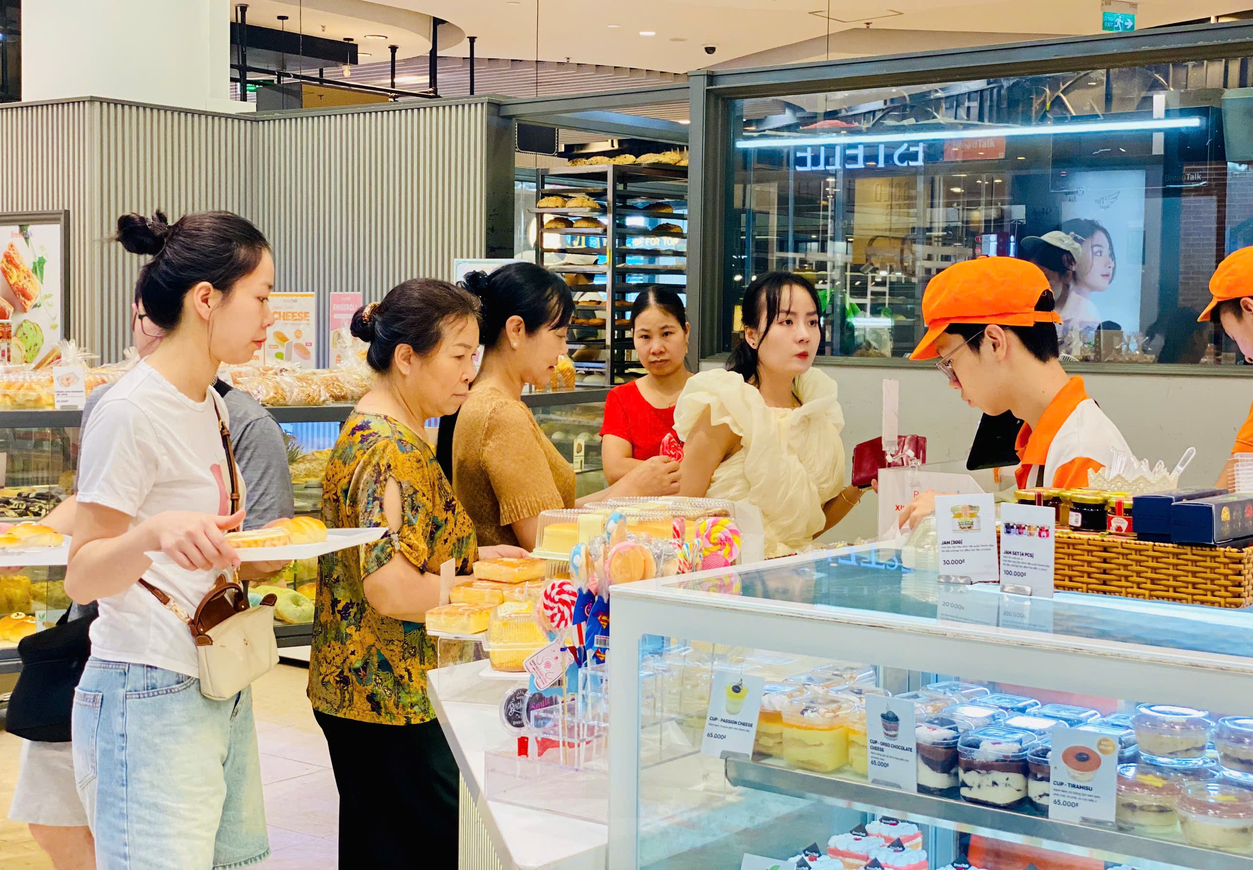 Hàng ăn, quán nước chật kín khách dịp nghỉ lễ 30/4 - 1/5- Ảnh 3.