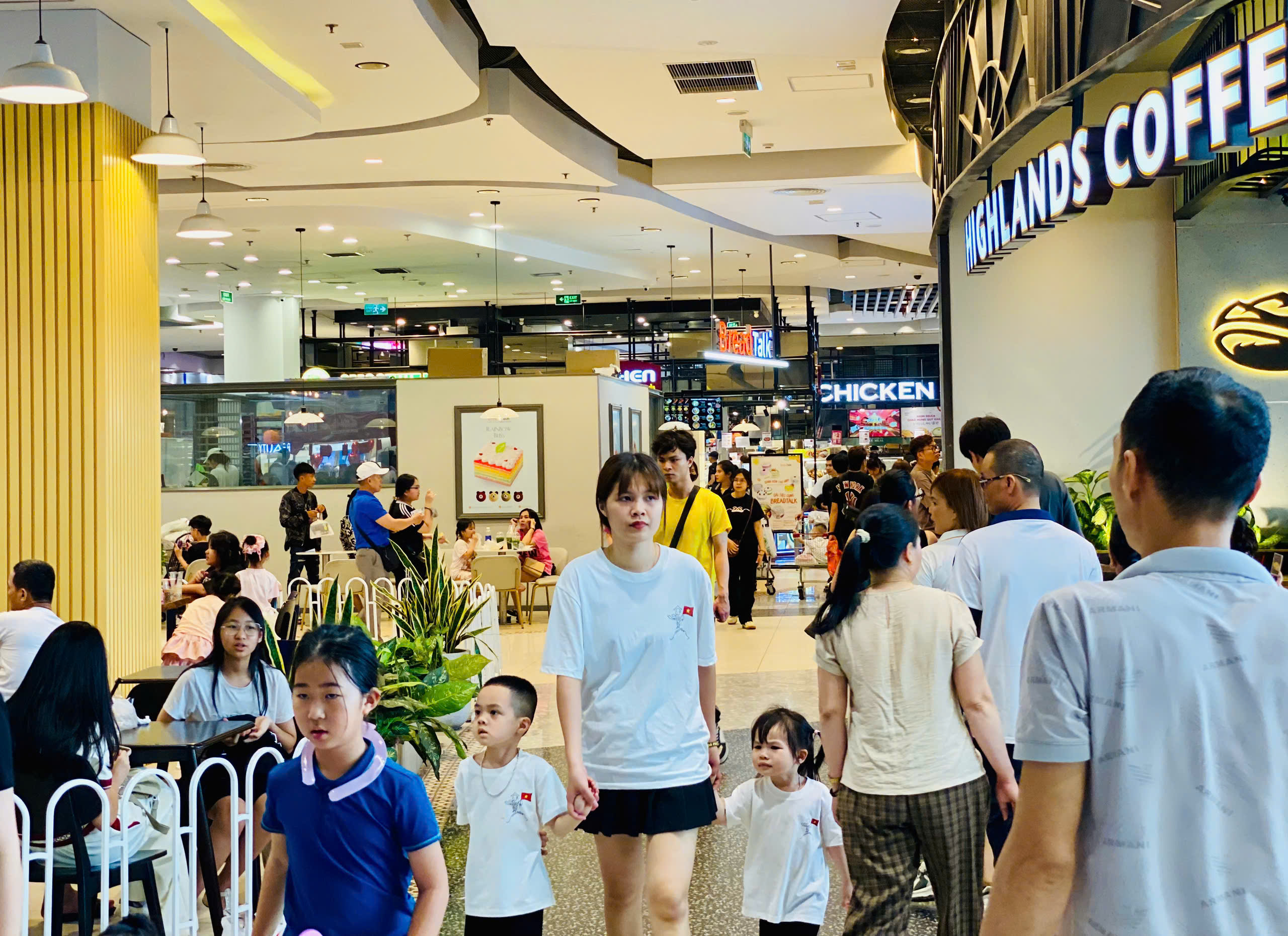Hàng ăn, quán nước chật kín khách dịp nghỉ lễ 30/4 - 1/5- Ảnh 1.