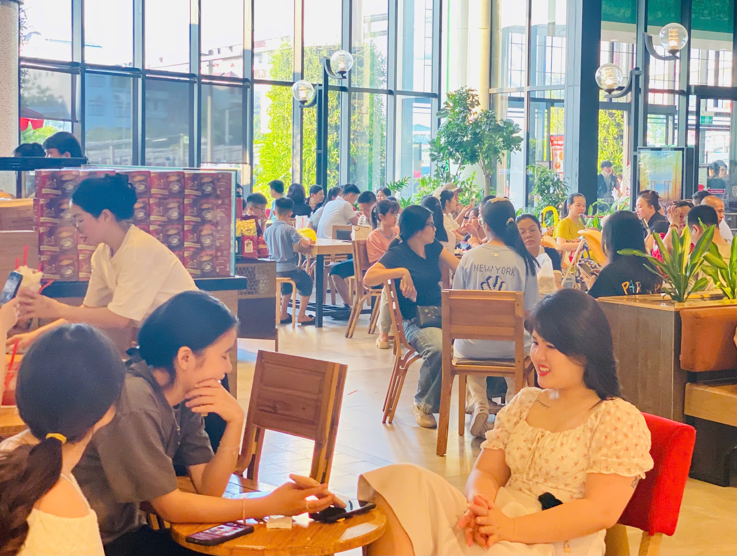 Hàng ăn, quán nước chật kín khách dịp nghỉ lễ 30/4 - 1/5- Ảnh 10.