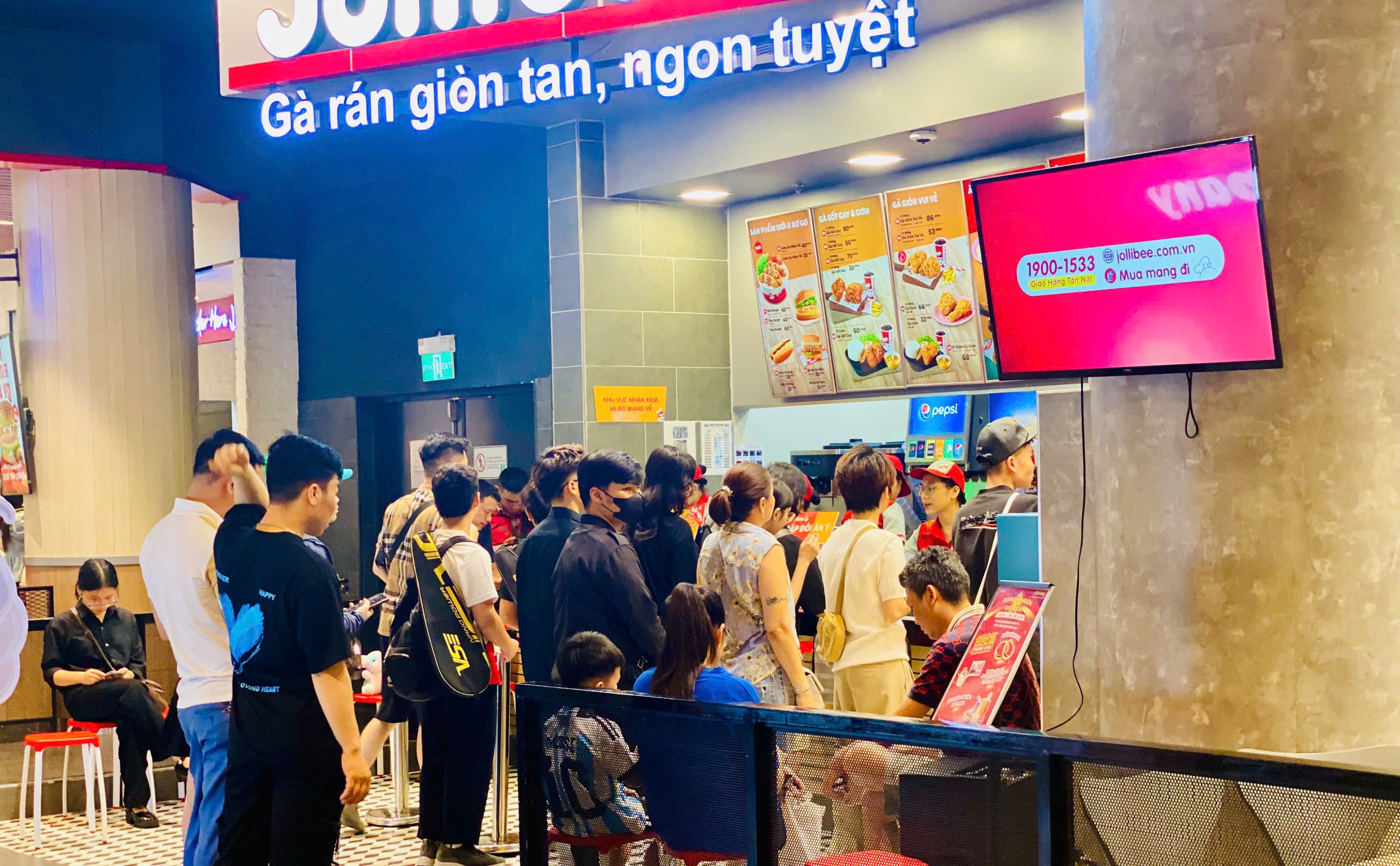 Hàng ăn, quán nước chật kín khách dịp nghỉ lễ 30/4 - 1/5- Ảnh 11.