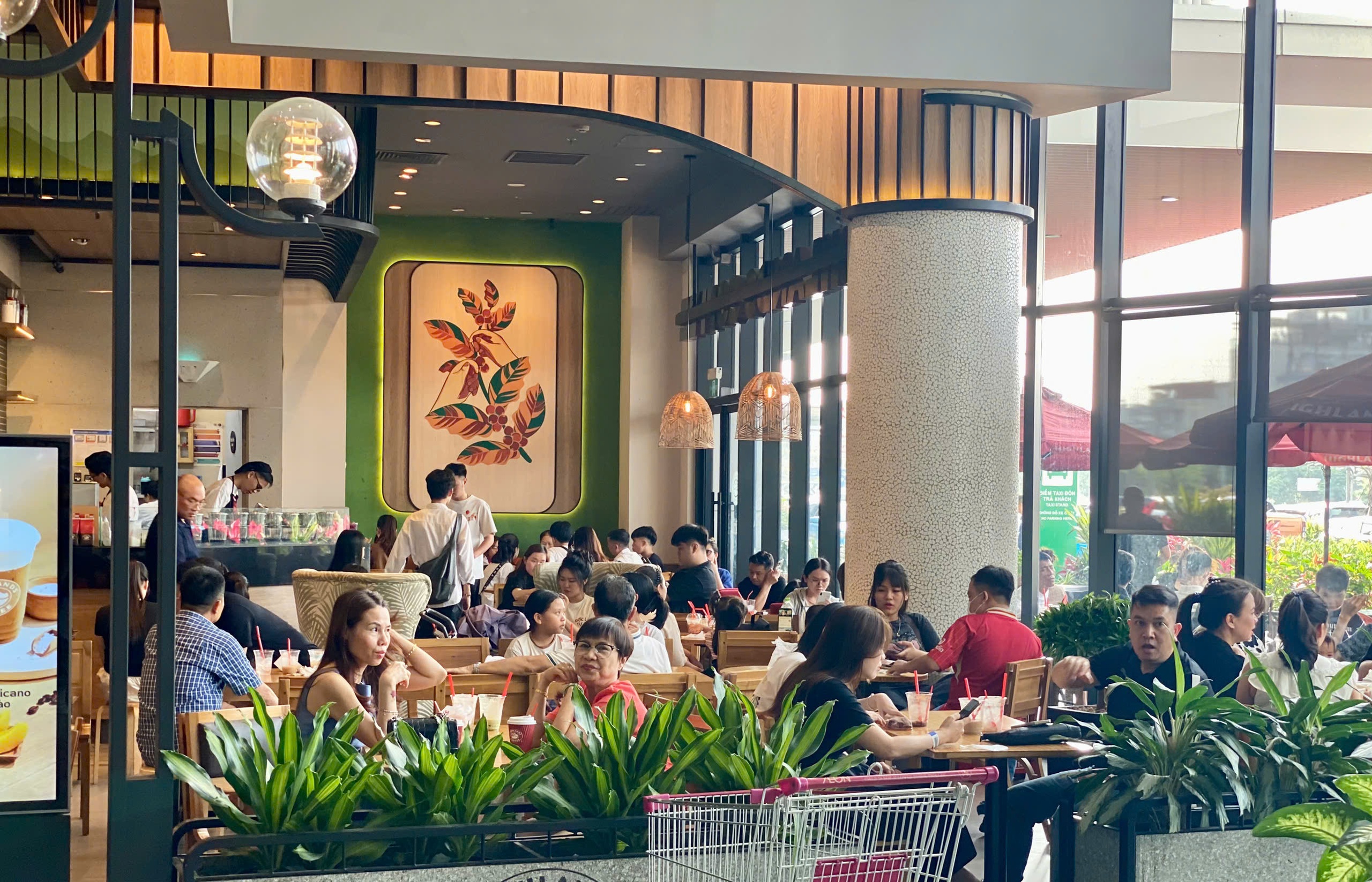 Hàng ăn, quán nước chật kín khách dịp nghỉ lễ 30/4 - 1/5- Ảnh 14.