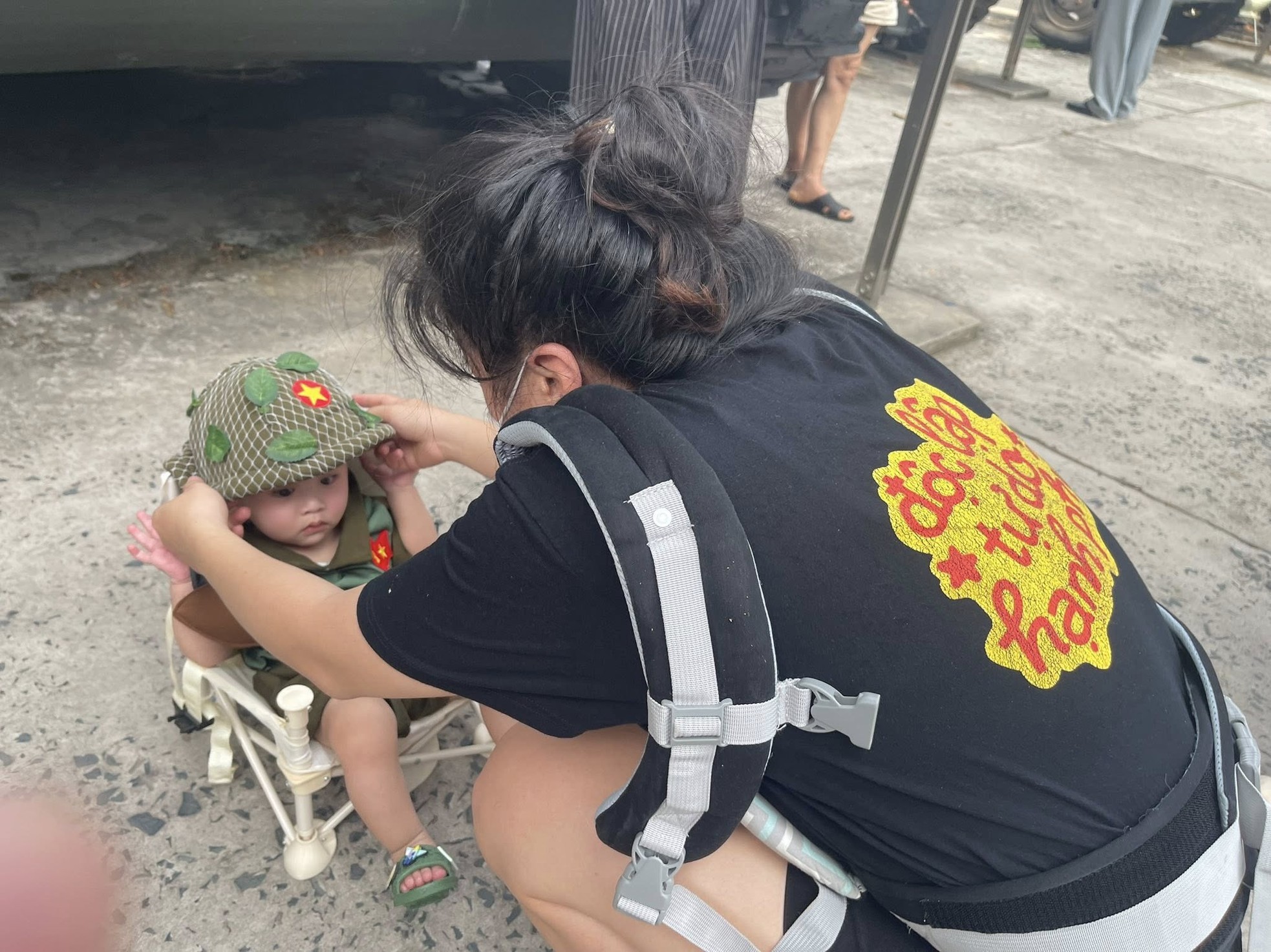 Hình ảnh đáng yêu của em bé 8 tháng tuổi được đi chơi lễ 30/4 - Ảnh 1. Hình ảnh đáng yêu của em bé 8 tháng tuổi được đi chơi lễ 30/4 - Ảnh 1.