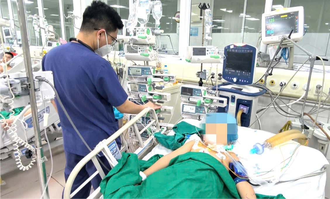Bị thanh gỗ mục đâm vào chân, 1 tuần sau bé gái 7 tuổi cứng hàm, co giật toàn thân, tiên lượng nguy kịch- Ảnh 1. Bị thanh gỗ mục đâm vào chân, 1 tuần sau bé gái 7 tuổi cứng hàm, co giật toàn thân, tiên lượng nguy kịch- Ảnh 1.