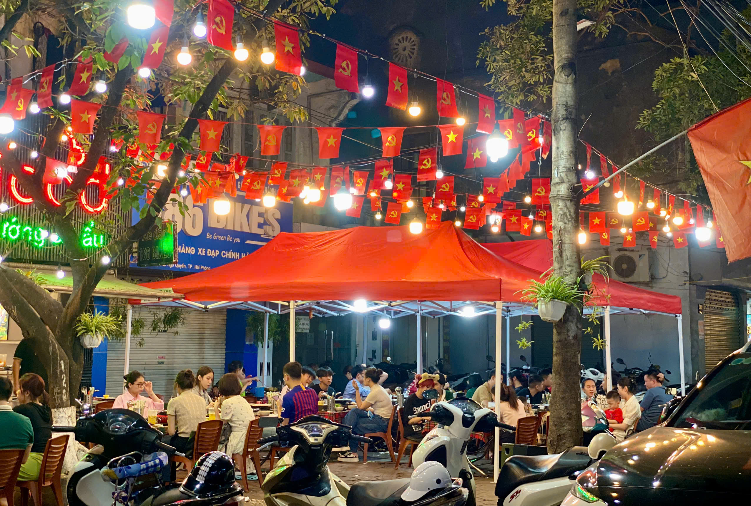 Hàng ăn, quán nước chật kín khách dịp nghỉ lễ 30/4 - 1/5- Ảnh 13.