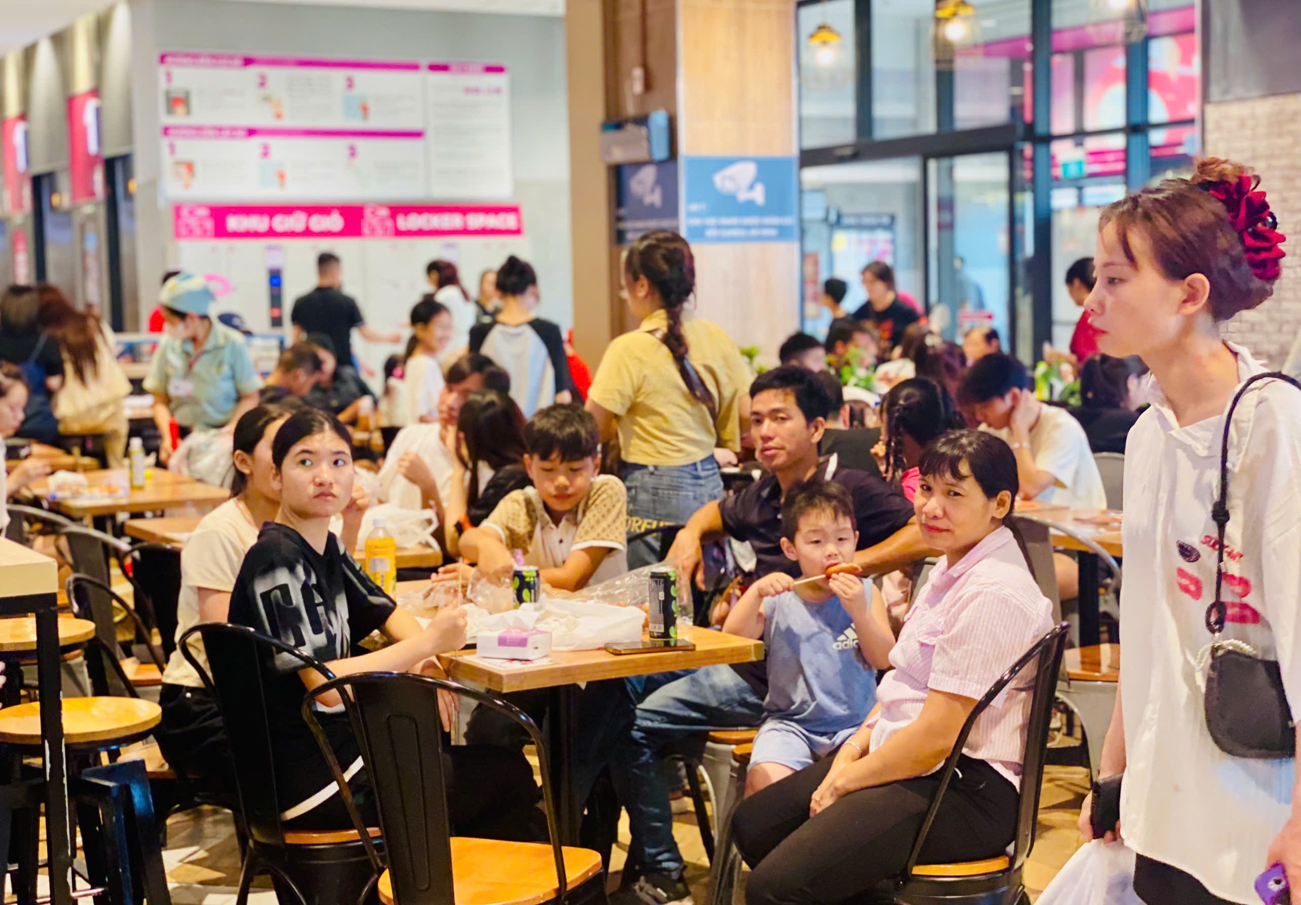 Hàng ăn, quán nước chật kín khách dịp nghỉ lễ 30/4 - 1/5- Ảnh 9.