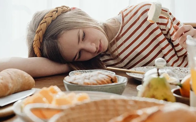 Vì sao bạn lại buồn ngủ sau khi ăn? Điều này có thể xuất phát từ lượng đường trong máu