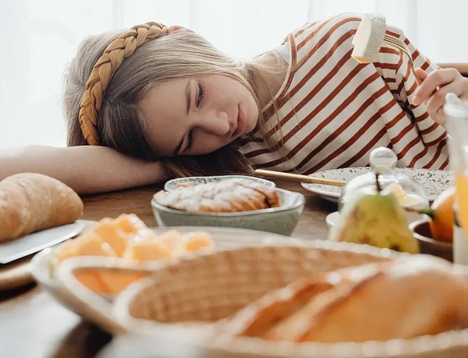 Tại sao bạn lại buồn ngủ sau khi ăn?  - Ảnh 2.