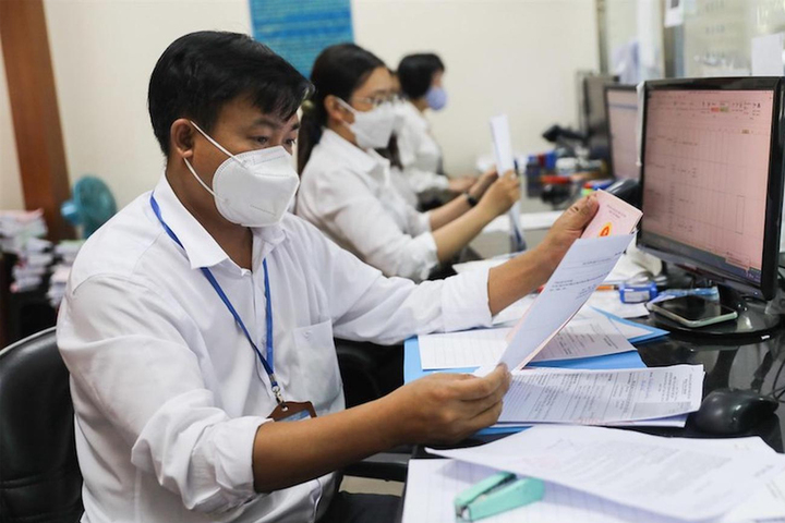 Bộ Nội vụ hướng dẫn tính chế độ với cán bộ nghỉ hưu trước tuổi do sắp xếp bộ máy - Ảnh 1. Bộ Nội vụ hướng dẫn tính chế độ với cán bộ nghỉ hưu trước tuổi do sắp xếp bộ máy - Ảnh 1.