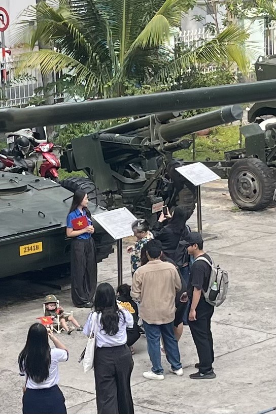 Hình ảnh đáng yêu của em bé 8 tháng tuổi được đi chơi lễ 30/4 - Ảnh 4. Hình ảnh đáng yêu của em bé 8 tháng tuổi được đi chơi lễ 30/4 - Ảnh 4.
