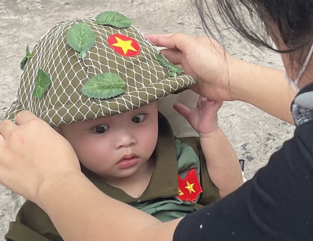 Hình ảnh đáng yêu của em bé 8 tháng tuổi được đi chơi lễ 30/4 - Ảnh 2. Hình ảnh đáng yêu của em bé 8 tháng tuổi được đi chơi lễ 30/4 - Ảnh 2.