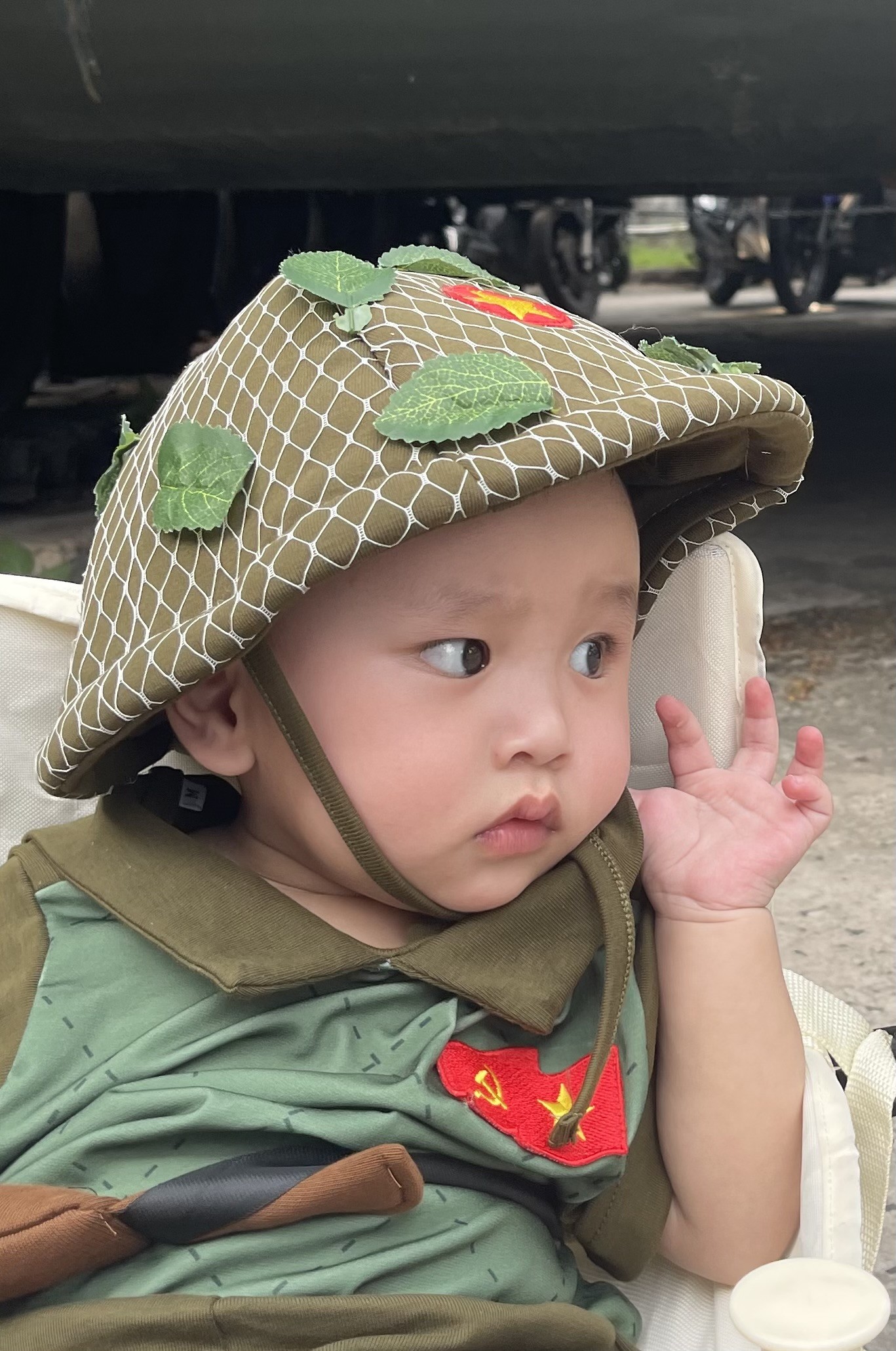 Hình ảnh đáng yêu của em bé 8 tháng tuổi được đi chơi lễ 30/4 - Ảnh 3. Hình ảnh đáng yêu của em bé 8 tháng tuổi được đi chơi lễ 30/4 - Ảnh 3.
