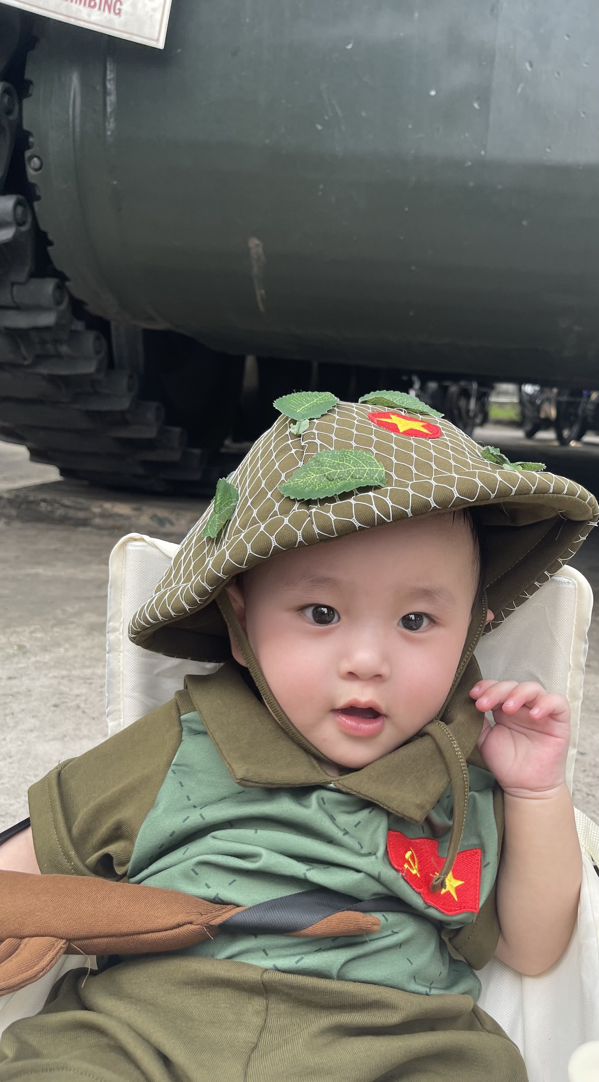 Hình ảnh đáng yêu của em bé 8 tháng tuổi được đi chơi lễ 30/4 - Ảnh 5. Hình ảnh đáng yêu của em bé 8 tháng tuổi được đi chơi lễ 30/4 - Ảnh 5.