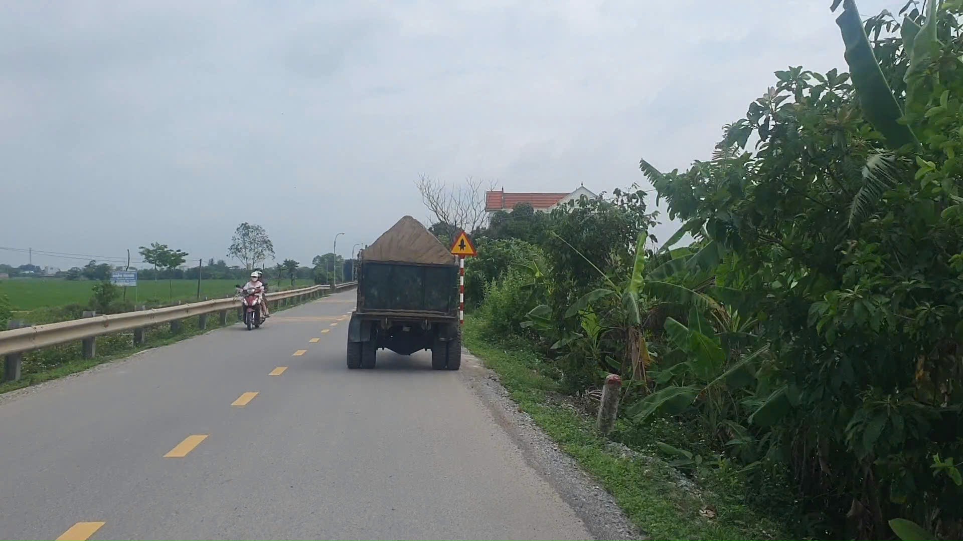 'Hung thần' đường quê ở Hà Nam - Nam Định: 'Những bánh xe không lương tâm'- Ảnh 3. 'Hung thần' đường quê ở Hà Nam - Nam Định: 'Những bánh xe không lương tâm'- Ảnh 3.