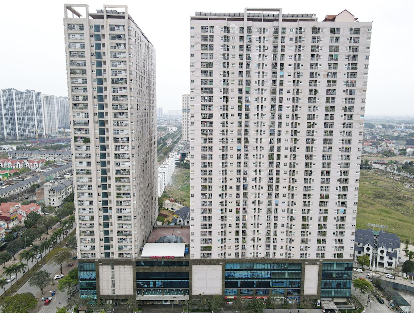 Nguyên nhân bất ngờ vụ cục tiền rơi từ tầng cao chung cư Hà Nội - Ảnh 1. Nguyên nhân bất ngờ vụ cục tiền rơi từ tầng cao chung cư Hà Nội - Ảnh 1.