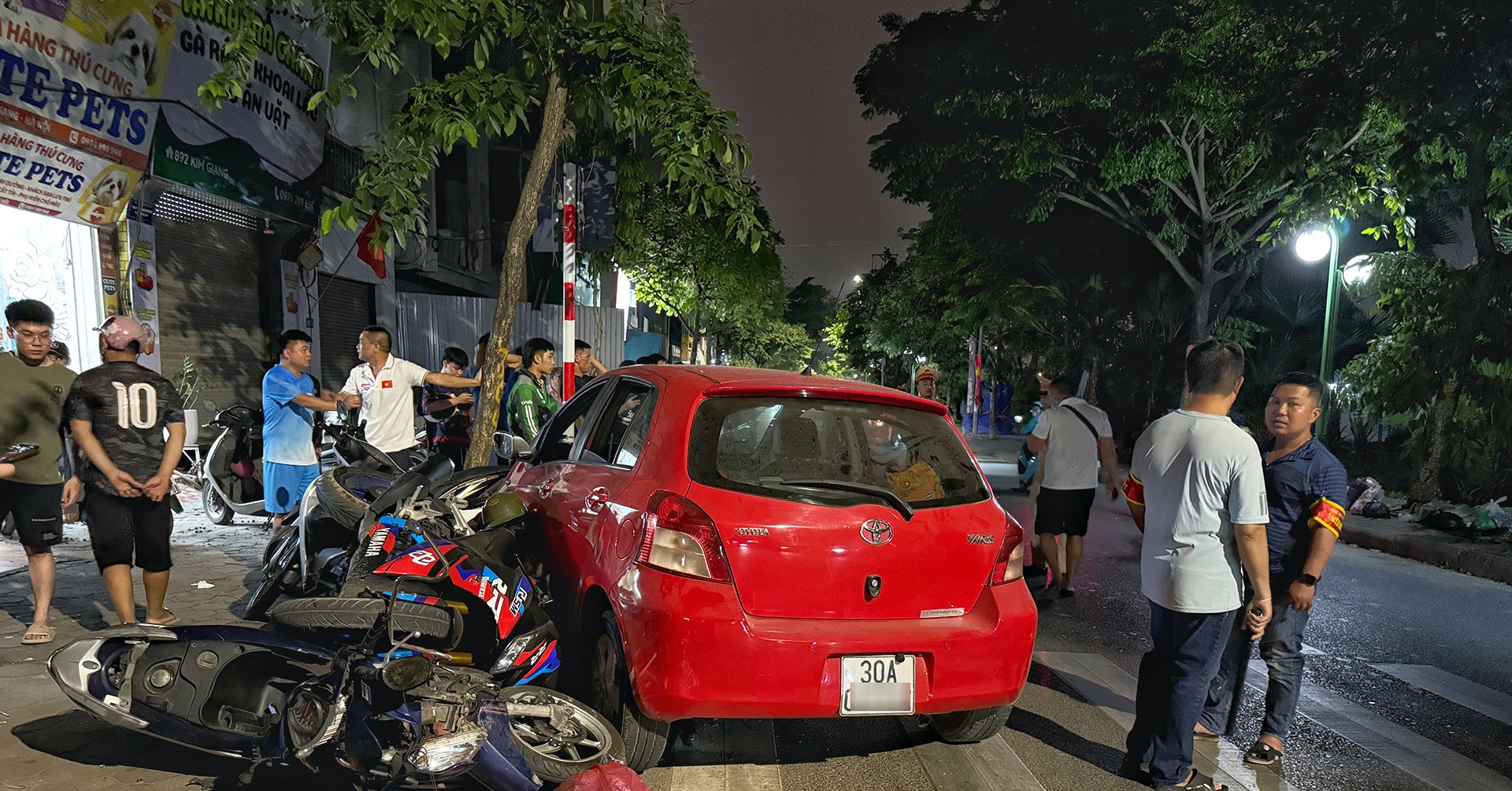 Lời kể kinh hoàng của nạn nhân thoát chết sau vụ ô tô tông liên hoàn ở Hà Nội
