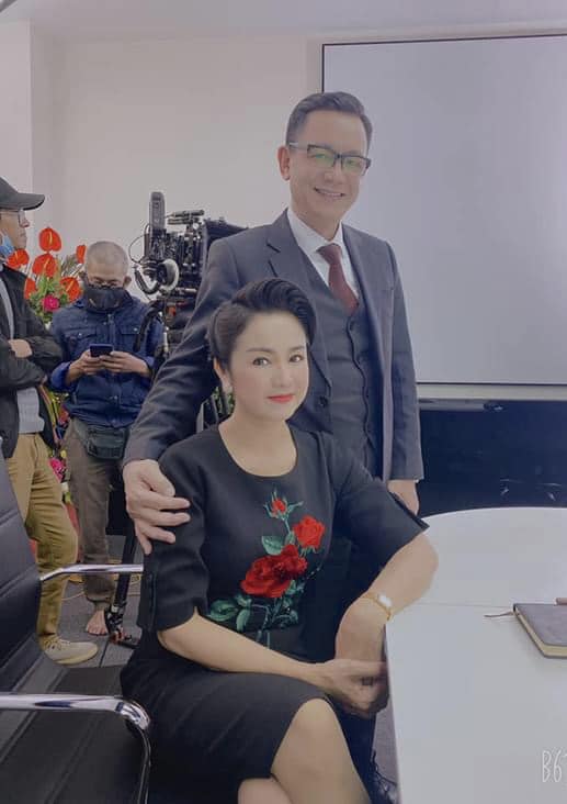 Nam NSƯT quê Hải Phòng mang quân hàm Đại tá có hôn nhân đời thực bên vợ là NSND tài sắc - Ảnh 3. Nam NSƯT quê Hải Phòng mang quân hàm Đại tá có hôn nhân đời thực bên vợ là NSND tài sắc - Ảnh 3.