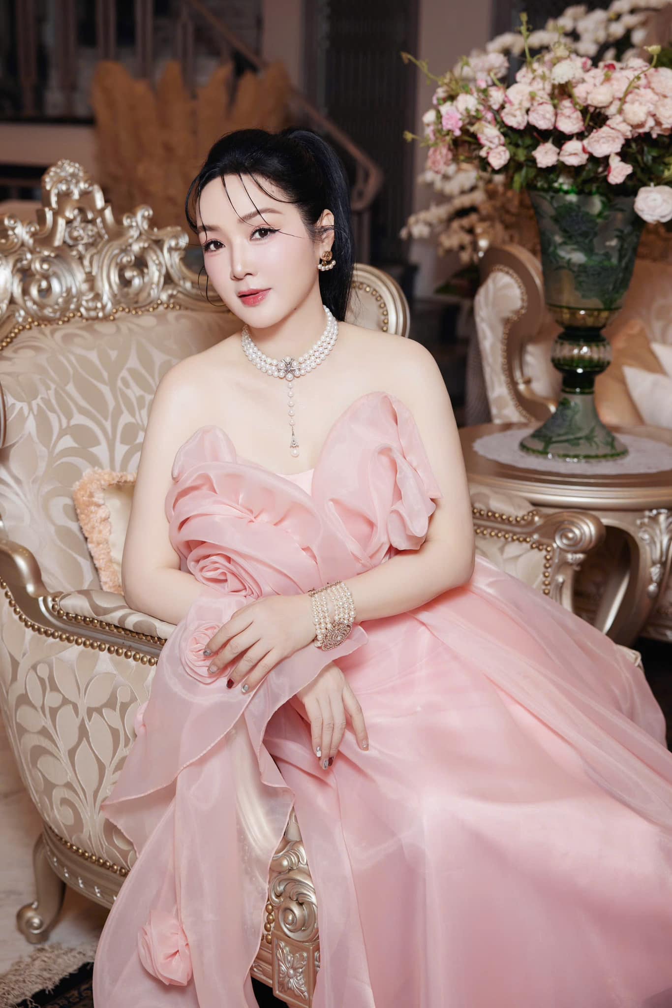 Nữ nghệ sĩ sở hữu biệt thự 4 tầng, rộng 1000m2 ở Thủ Đức, 54 tuổi đẹp nuột nà như 20 nhưng lẻ bóng - Ảnh 1. Nữ nghệ sĩ sở hữu biệt thự 4 tầng, rộng 1000m2 ở Thủ Đức, 54 tuổi đẹp nuột nà như 20 nhưng lẻ bóng - Ảnh 1.