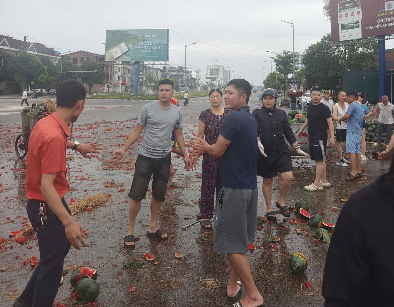 Hậu cảnh tượng xúc động sau vụ tai nạn: Tài xế xe chở dưa hấu đã tử vong - Ảnh 3. Hậu cảnh tượng xúc động sau vụ tai nạn: Tài xế xe chở dưa hấu đã tử vong - Ảnh 3.