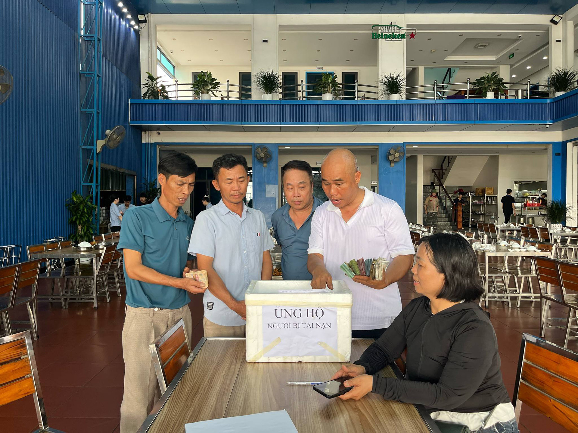 Hậu cảnh tượng xúc động sau vụ tai nạn: Tài xế xe chở dưa hấu đã tử vong - Ảnh 5. Hậu cảnh tượng xúc động sau vụ tai nạn: Tài xế xe chở dưa hấu đã tử vong - Ảnh 5.