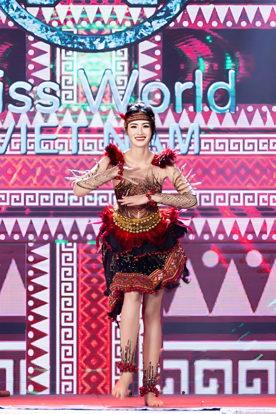 Hoa hậu Ý Nhi có màn vũ đạo ấn tượng tại Lễ khai mạc Miss World 2025- Ảnh 1.