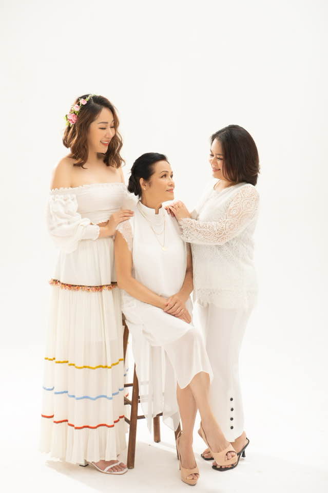 Hình ảnh hiếm hoi của mẹ ruột Hoa hậu Ngô Phương Lan: Giữ thần thái sang trọng, da dáng đẹp ở tuổi hưu- Ảnh 4. Hình ảnh hiếm hoi của mẹ ruột Hoa hậu Ngô Phương Lan: Giữ thần thái sang trọng, da dáng đẹp ở tuổi hưu- Ảnh 4.