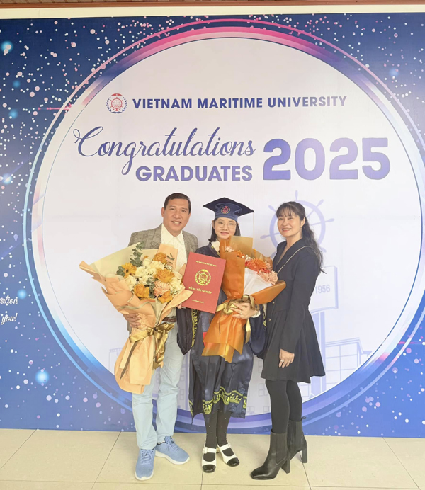 Nam NSƯT quê Hải Phòng nức danh làng hài đất Bắc đời thực có con gái tốt nghiệp đại học, sống cực kỳ bình dị - Ảnh 8. Nam NSƯT quê Hải Phòng nức danh làng hài đất Bắc đời thực có con gái tốt nghiệp đại học, sống cực kỳ bình dị - Ảnh 8.