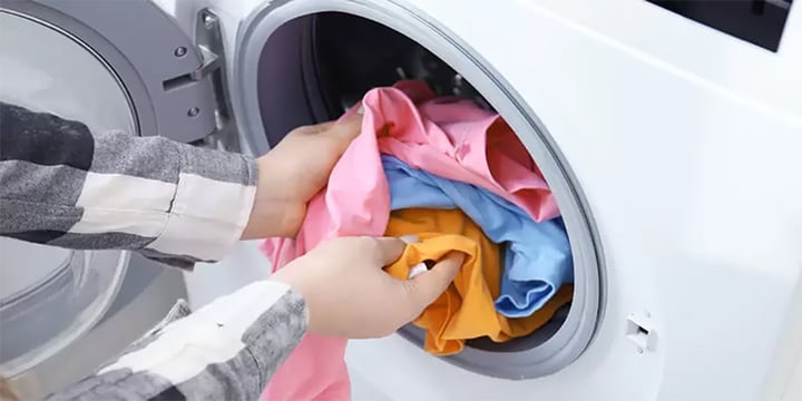Quần áo giặt xong quên phơi nhiều giờ có cần giặt lại? - Ảnh 1. Quần áo giặt xong quên phơi nhiều giờ có cần giặt lại? - Ảnh 1.