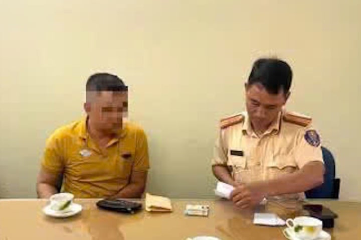 Phạt tài xế xe buýt mở cửa xe bất cẩn còn lớn tiếng đe dọa người đi đường - Ảnh 2. Phạt tài xế xe buýt mở cửa xe bất cẩn còn lớn tiếng đe dọa người đi đường - Ảnh 2.