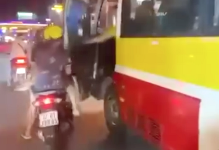 Phạt tài xế xe buýt mở cửa xe bất cẩn còn lớn tiếng đe dọa người đi đường - Ảnh 3. Phạt tài xế xe buýt mở cửa xe bất cẩn còn lớn tiếng đe dọa người đi đường - Ảnh 3.