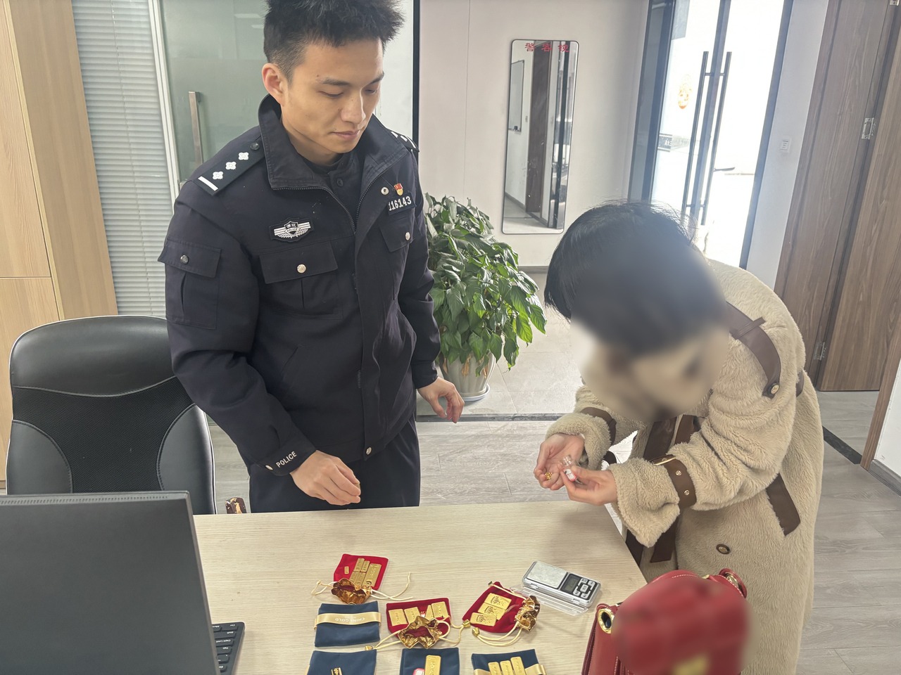 Thu hồi hơn 10 cây vàng trị giá 1,2 tỷ đồng, hé lộ chiêu thức lừa đảo cực tinh vi - Ảnh 1. Thu hồi hơn 10 cây vàng trị giá 1,2 tỷ đồng, hé lộ chiêu thức lừa đảo cực tinh vi - Ảnh 1.