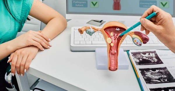 Ra máu âm đạo bất thường, người phụ nữ 30 tuổi ở Quảng Ninh đi khám phát hiện bệnh hiếp gặp - Ảnh 3.