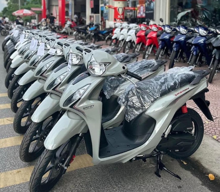 Giá xe Vision mới nhất bất ngờ giảm sâu, rẻ nhất lịch sử, có mẫu còn thấp hơn cả niêm yết- Ảnh 2. Giá xe Vision mới nhất bất ngờ giảm sâu, rẻ nhất lịch sử, có mẫu còn thấp hơn cả niêm yết- Ảnh 2.