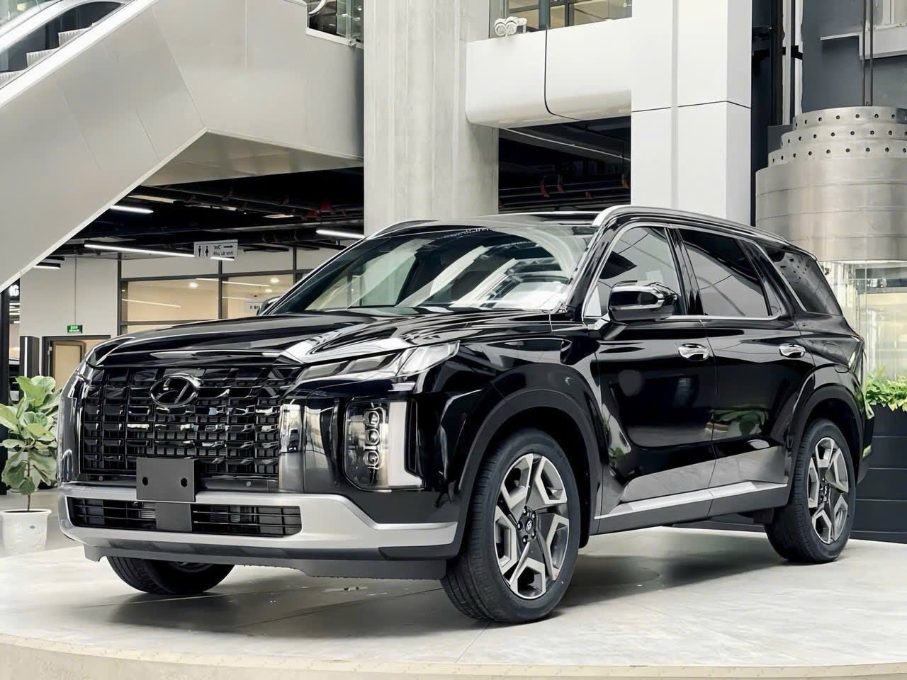 Giá xe ô tô Hyundai mới nhất giảm sốc hàng trăm triệu đồng, Hyundai Accent rẻ hơn Toyota Vios, chỉ nhỉnh hơn Kia Morning - Ảnh 2. Giá xe ô tô Hyundai mới nhất giảm sốc hàng trăm triệu đồng, Hyundai Accent rẻ hơn Toyota Vios, chỉ nhỉnh hơn Kia Morning - Ảnh 2.