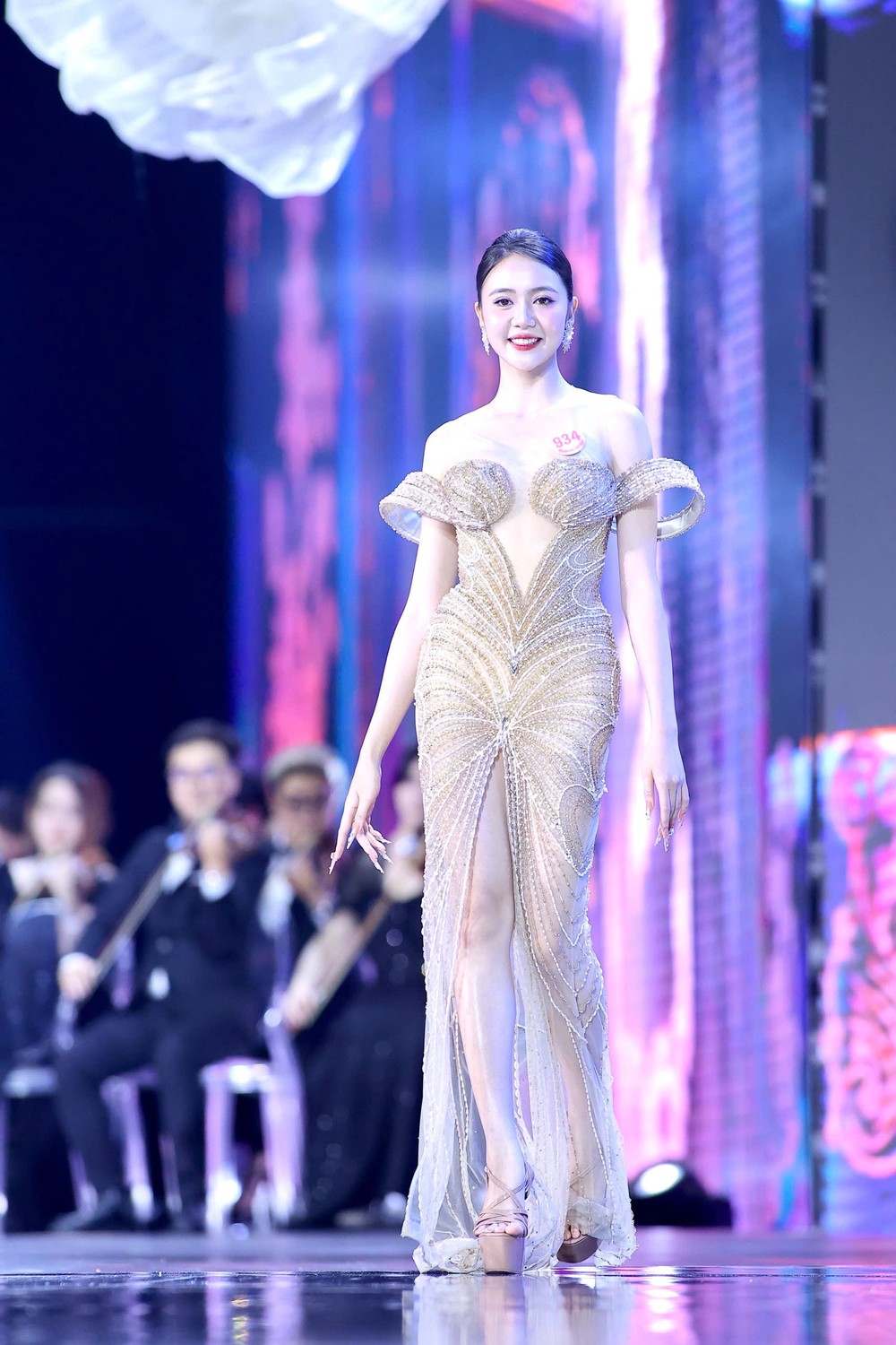 Những gương mặt sáng giá cho ngôi vị Hoa hậu Việt Nam 2024 - Ảnh 12. Những gương mặt sáng giá cho ngôi vị Hoa hậu Việt Nam 2024 - Ảnh 12.