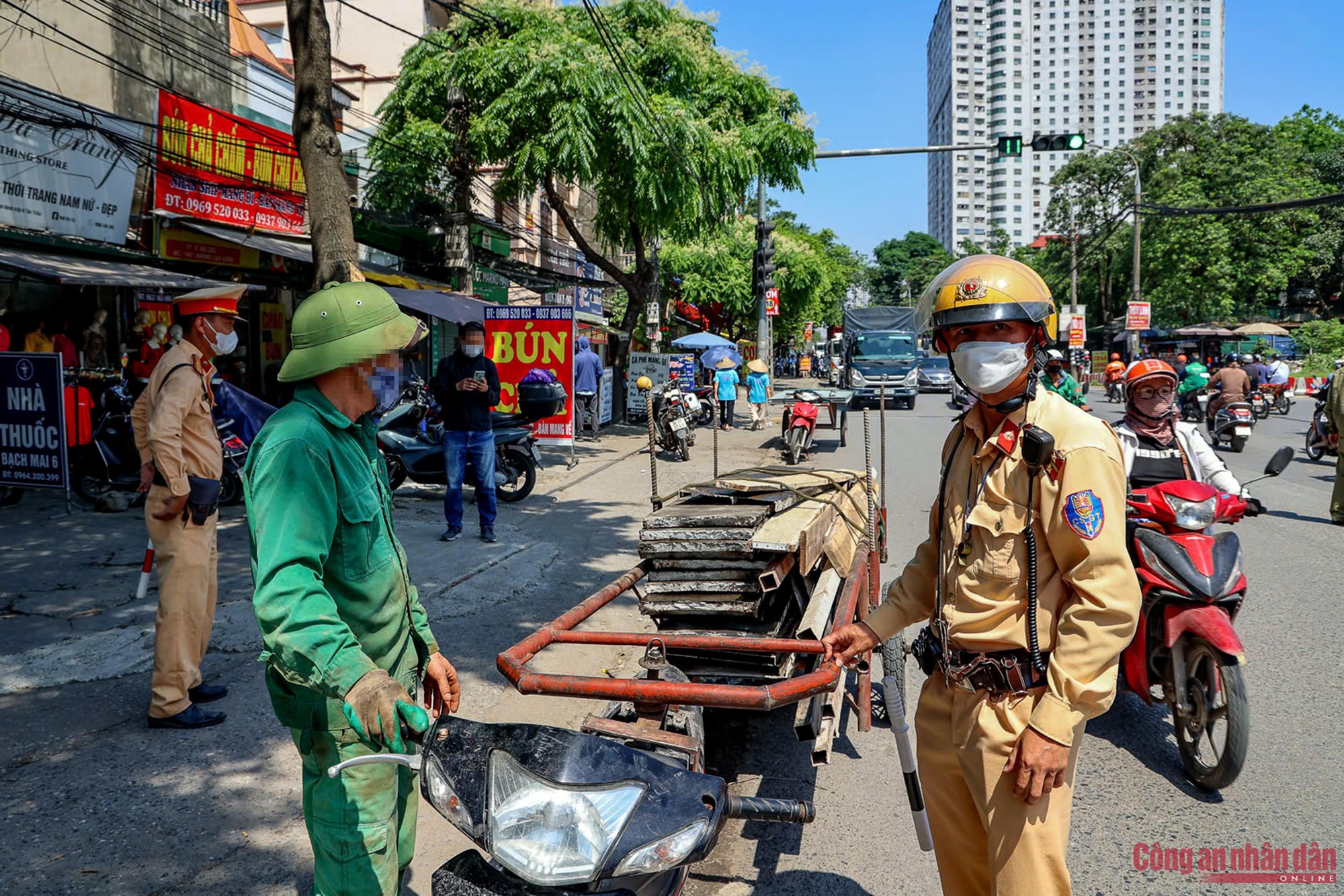 Cảnh sát xử lý “hung thần” xe tự chế trên đường phố Hà Nội - Ảnh 1. Cảnh sát xử lý “hung thần” xe tự chế trên đường phố Hà Nội - Ảnh 1.