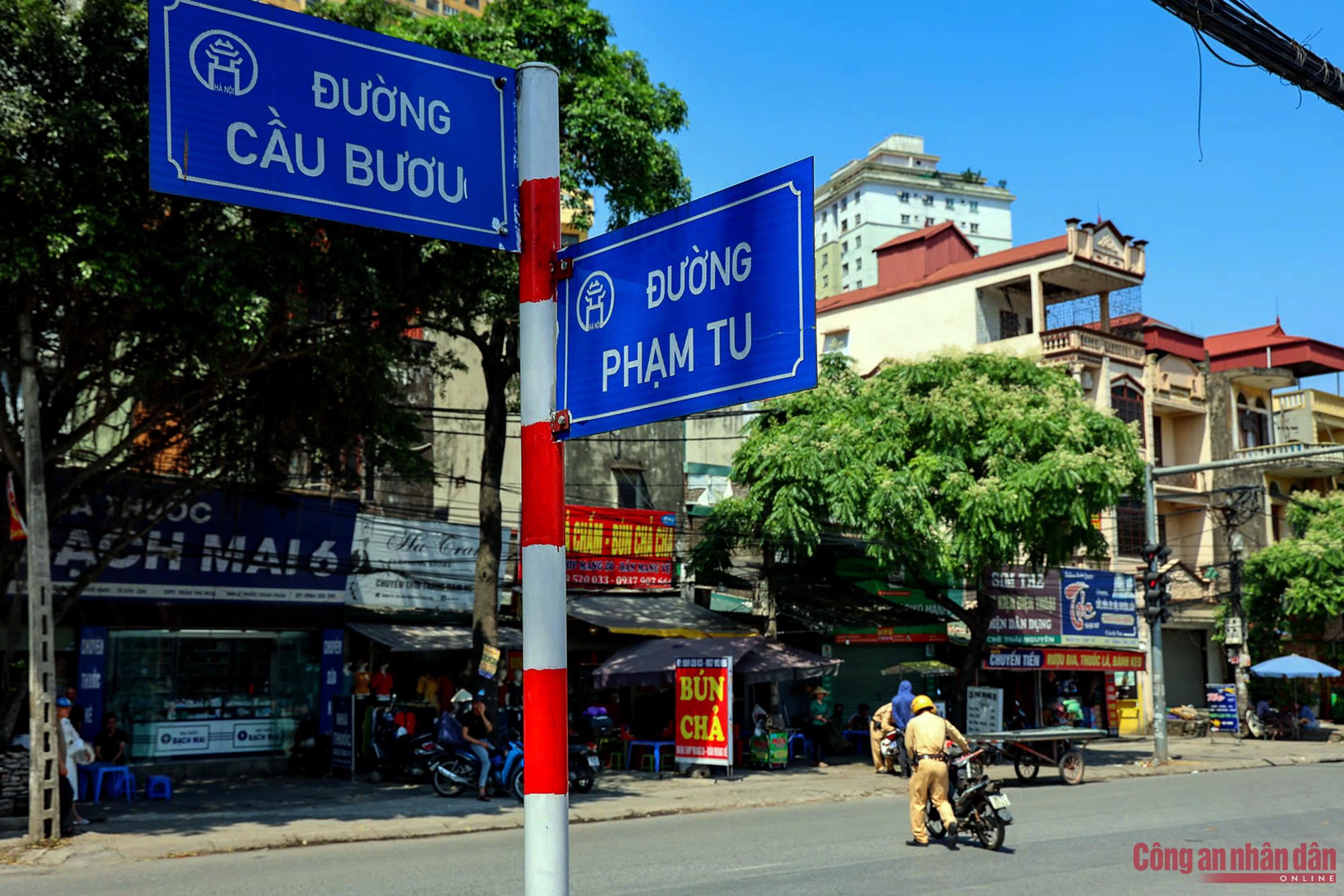 Cảnh sát xử lý “hung thần” xe tự chế trên đường phố Hà Nội - Ảnh 2. Cảnh sát xử lý “hung thần” xe tự chế trên đường phố Hà Nội - Ảnh 2.