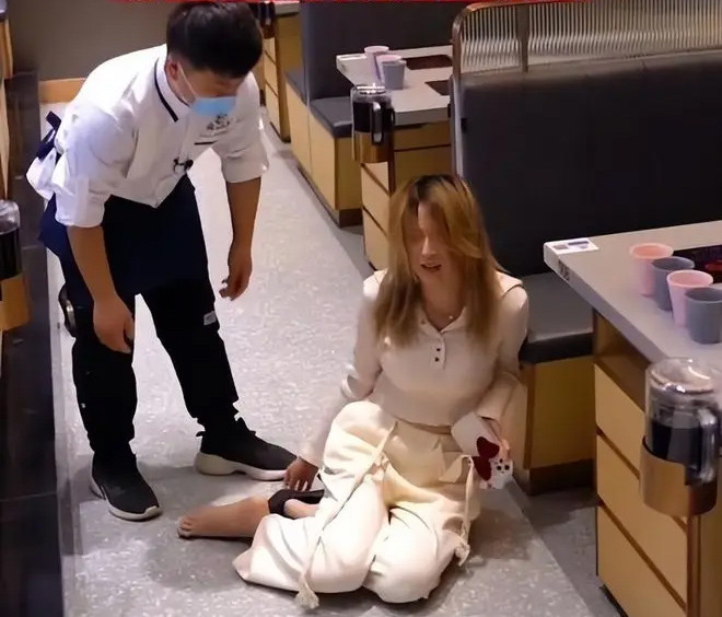 Cô gái khóc ngất giữa nhà hàng vì bị bạn trai bỏ, lý do phía sau gây tranh cãi - Ảnh 1. Cô gái khóc ngất giữa nhà hàng vì bị bạn trai bỏ, lý do phía sau gây tranh cãi - Ảnh 1.