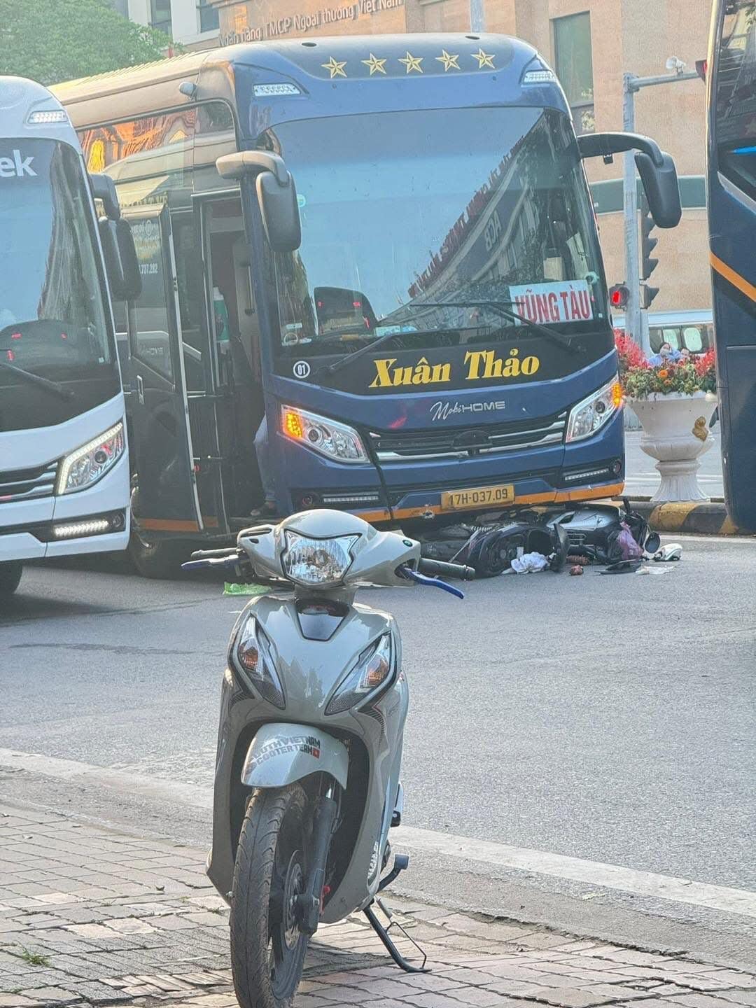 Thái Bình: Va chạm kinh hoàng giữa xe máy và ô tô khác, một người tử vong tại chỗ - Ảnh 3. Thái Bình: Va chạm kinh hoàng giữa xe máy và ô tô khác, một người tử vong tại chỗ - Ảnh 3.