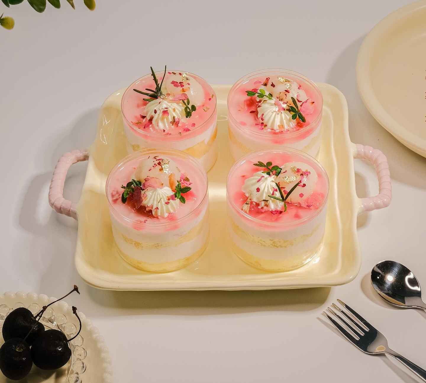 Vải thiều “vượt biên” vào bếp nhà sang: 5 món tráng miệng chuẩn fine dining từ thứ quả dân dã- Ảnh 2. Vải thiều “vượt biên” vào bếp nhà sang: 5 món tráng miệng chuẩn fine dining từ thứ quả dân dã- Ảnh 2.