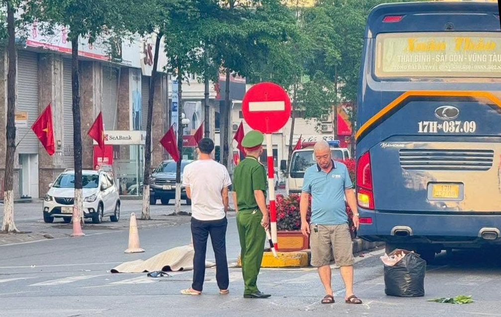 Người đi xe máy bị xe khách tông tử vong khi qua ngã tư ở Thái Bình- Ảnh 1.