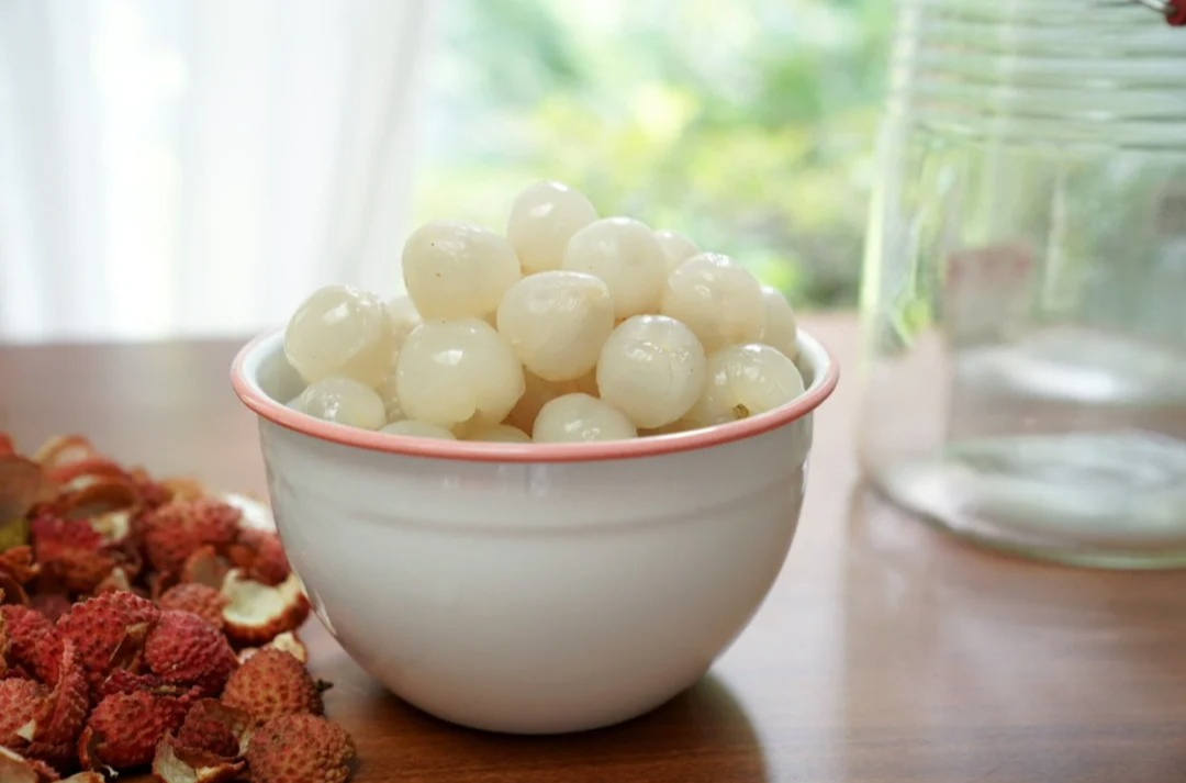 Vải thiều “vượt biên” vào bếp nhà sang: 5 món tráng miệng chuẩn fine dining từ thứ quả dân dã- Ảnh 6. Vải thiều “vượt biên” vào bếp nhà sang: 5 món tráng miệng chuẩn fine dining từ thứ quả dân dã- Ảnh 6.