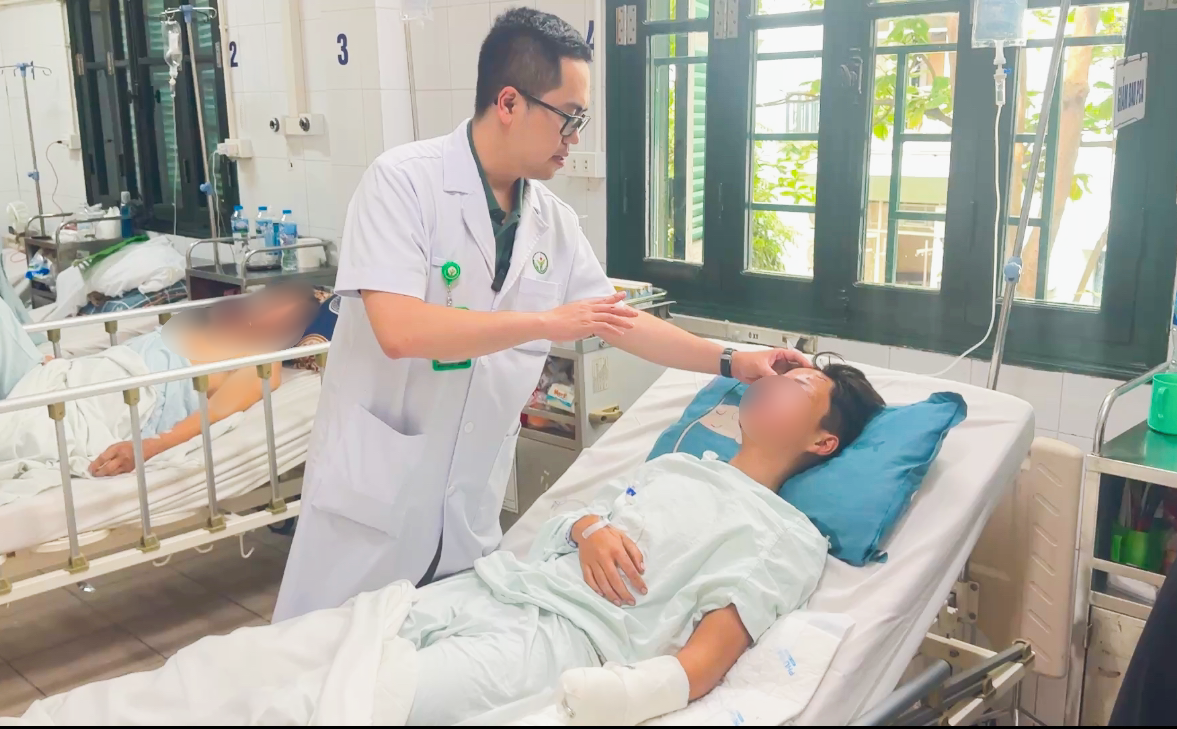 Bé trai 14 tuổi phải cắt cụt tay, suýt mù mắt vì tai nạn khi đang nấu ăn - Ảnh 1.