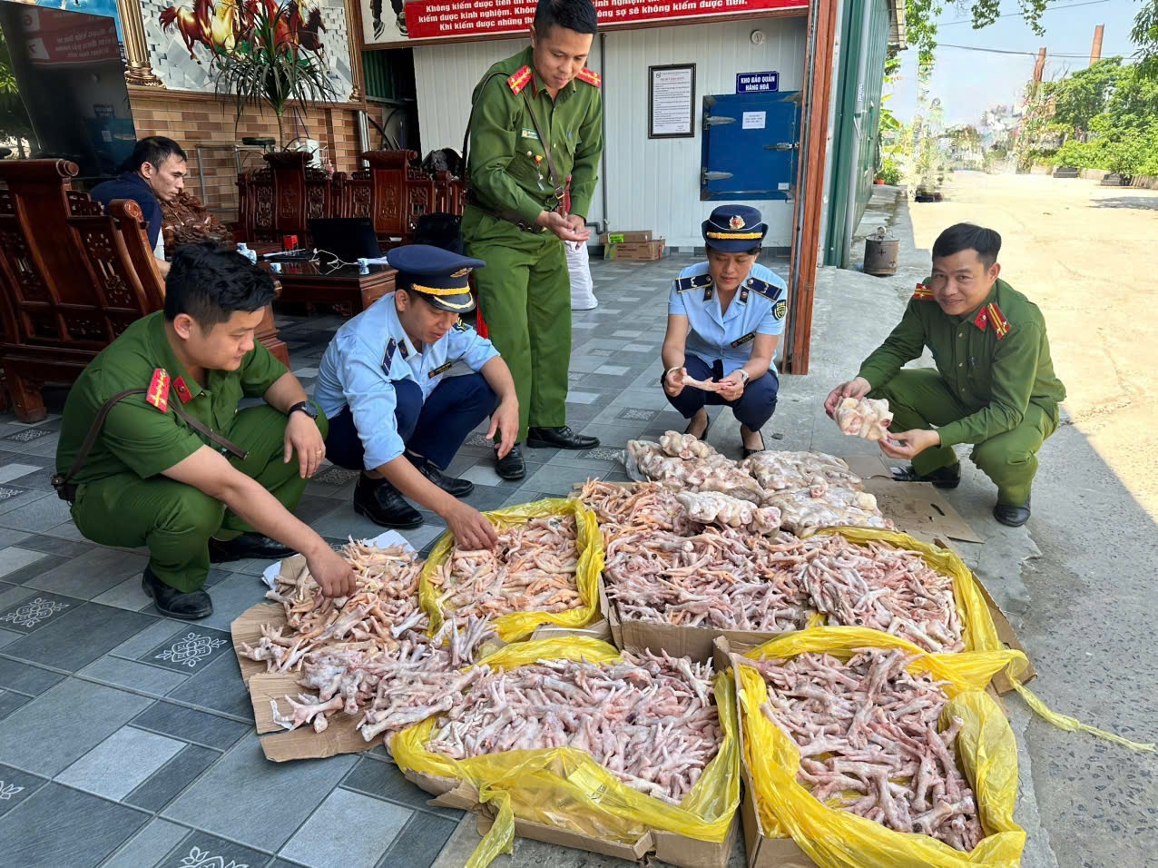 Gần 500kg chân gà, đuôi lợn không rõ nguồn gốc xuất xứ suýt đến tay người tiêu dùng - Ảnh 2.