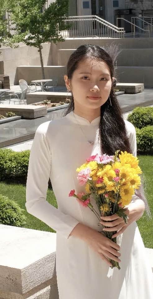 Con gái NSND Trung Anh diện áo dài, quàng khăn là cờ Tổ quốc trong lễ tốt nghiệp ở Mỹ - Ảnh 4. Con gái NSND Trung Anh diện áo dài, quàng khăn là cờ Tổ quốc trong lễ tốt nghiệp ở Mỹ - Ảnh 4.