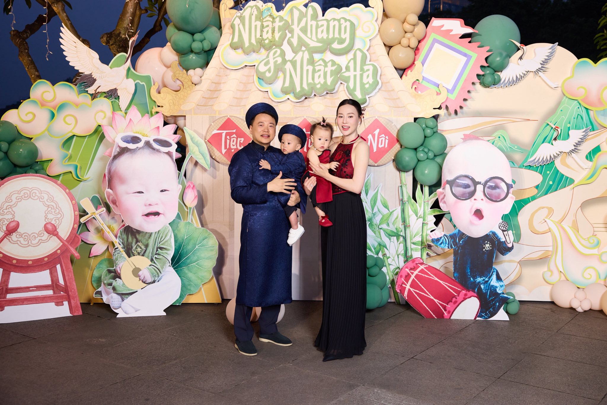 Shark Bình say đắm 'khóa môi' Phương Oanh trong tiệc thôi nôi hoành tráng của cặp song sinh - Ảnh 2.