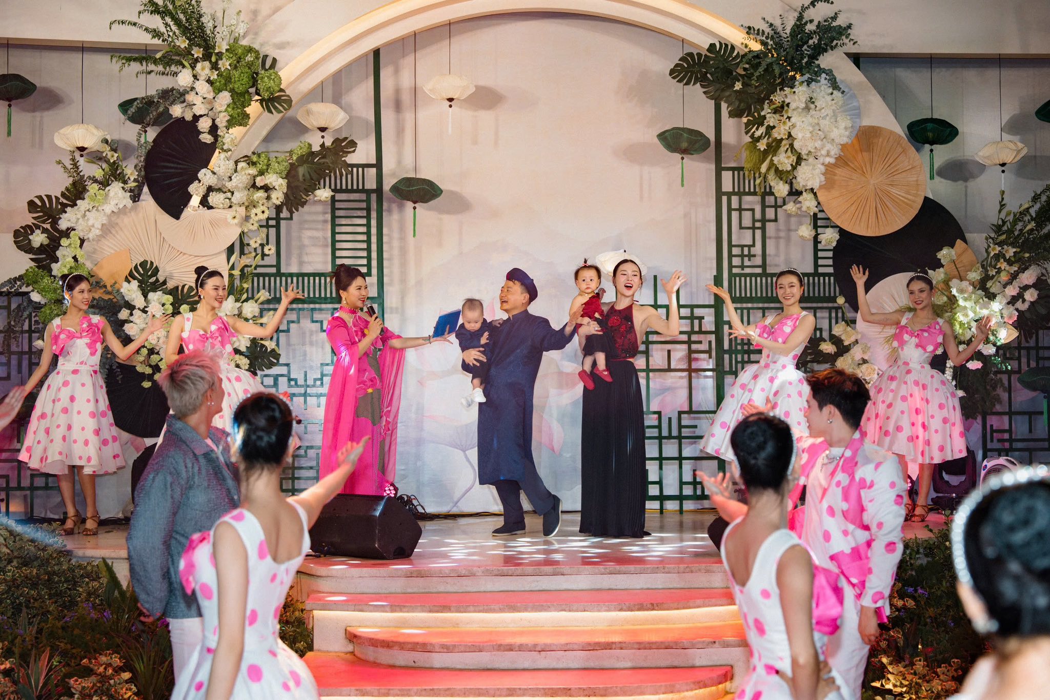 Shark Bình say đắm 'khóa môi' Phương Oanh trong tiệc thôi nôi hoành tráng của cặp song sinh - Ảnh 8.