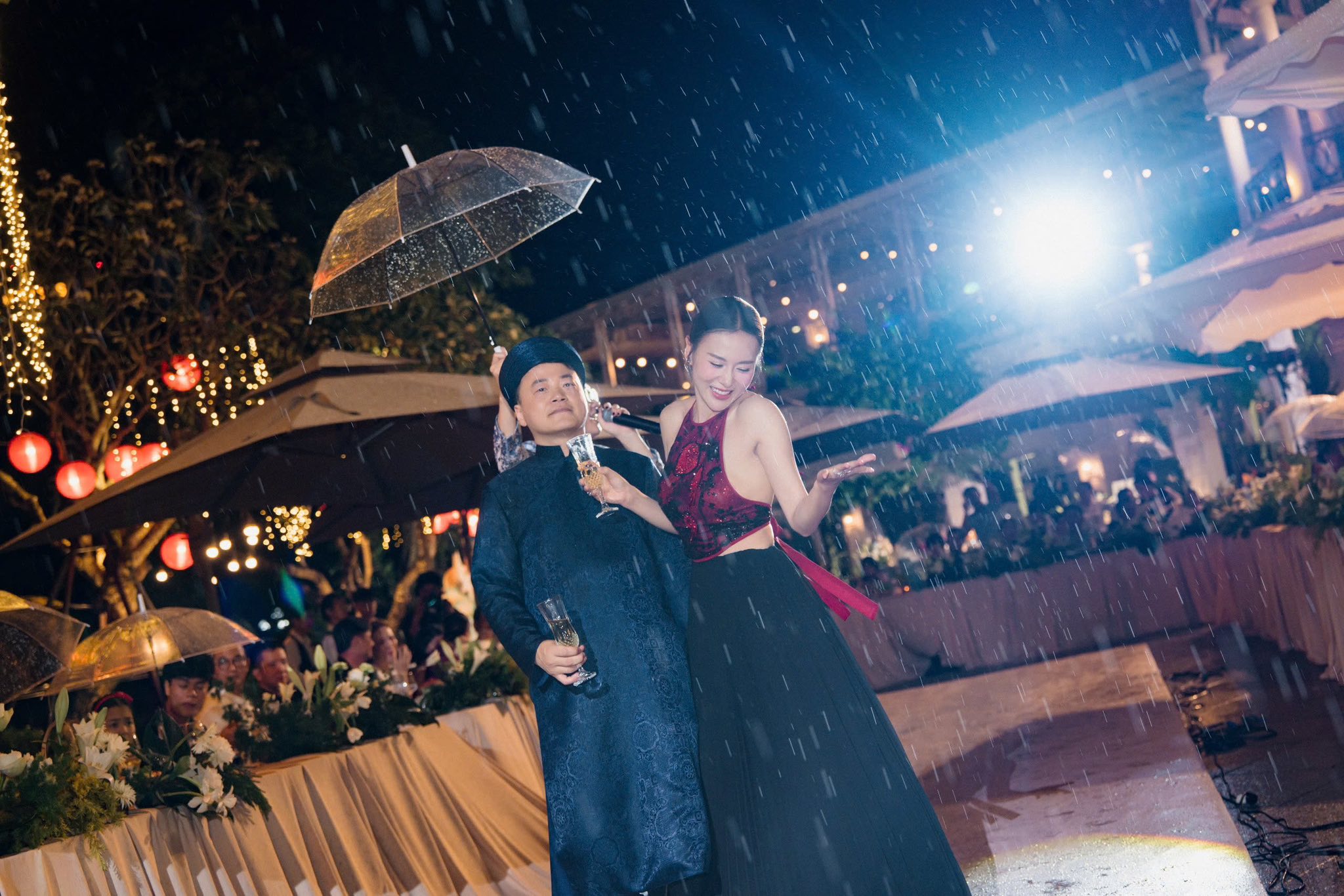 Shark Bình say đắm 'khóa môi' Phương Oanh trong tiệc thôi nôi hoành tráng của cặp song sinh - Ảnh 9.