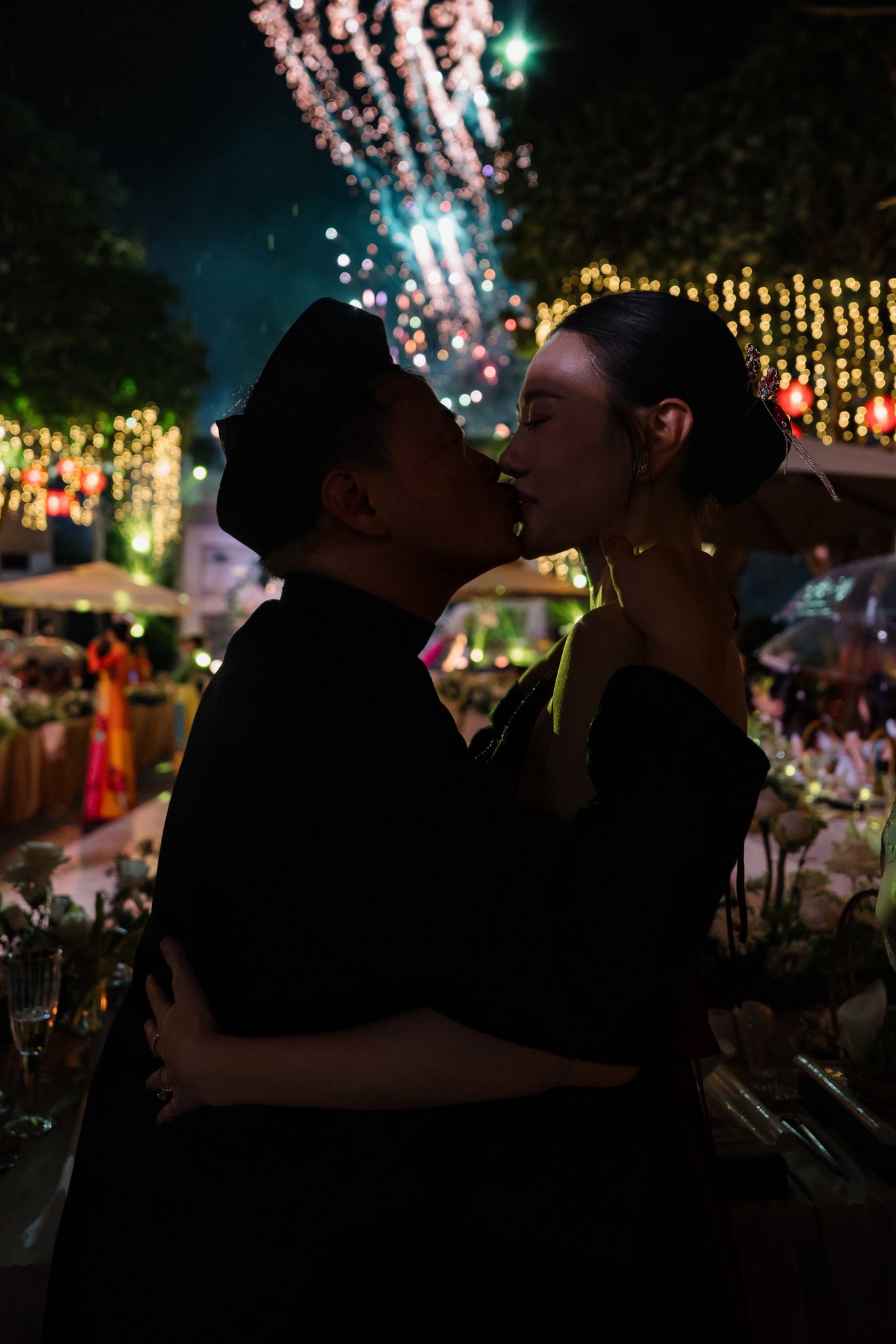 Shark Bình say đắm 'khóa môi' Phương Oanh trong tiệc thôi nôi hoành tráng của cặp song sinh - Ảnh 6.