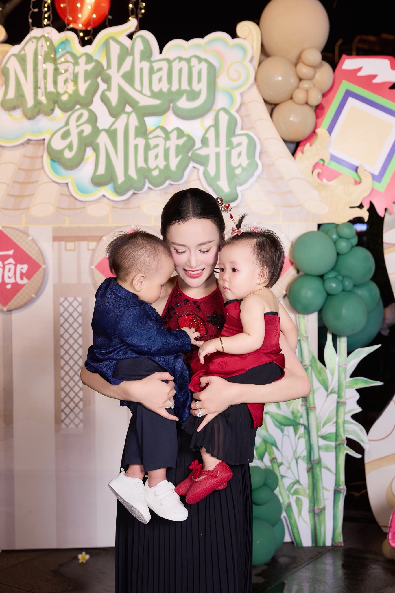 Shark Bình say đắm 'khóa môi' Phương Oanh trong tiệc thôi nôi hoành tráng của cặp song sinh - Ảnh 5.