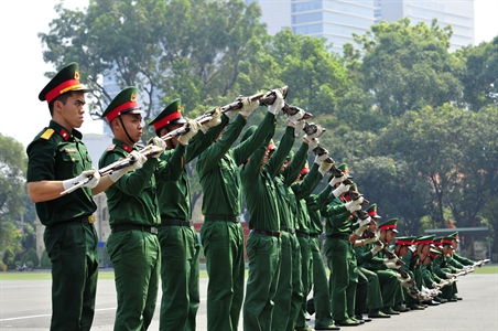 si-quan-quan-doi-phuc-vien-17472111148911607656384.jpg